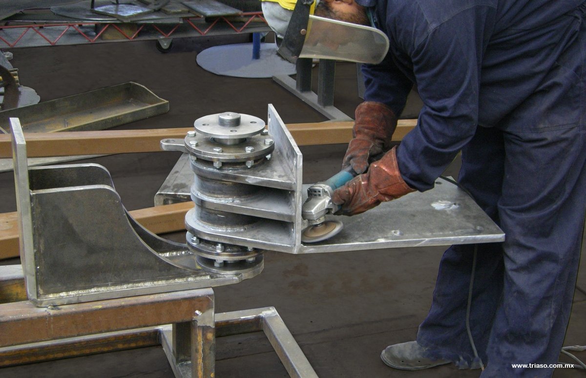 Fabricación de bisagras de elevador
